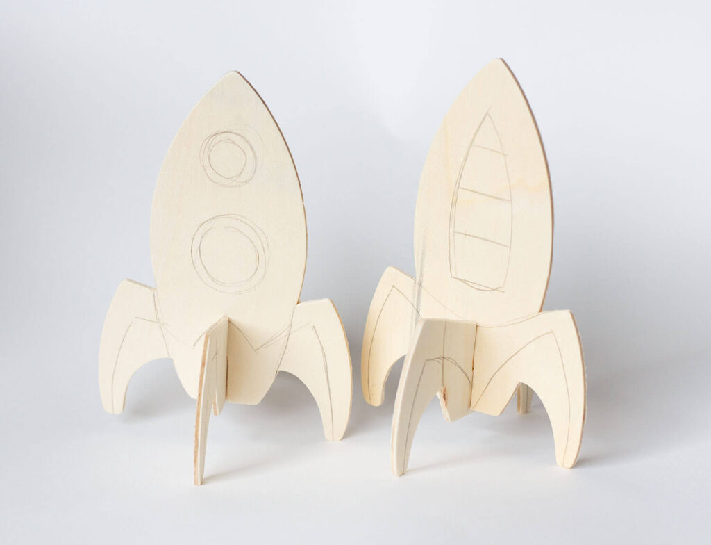 Holz Raketen auf weißem Hintergrund mit Bleistiftlinien zur Veranschaulichung