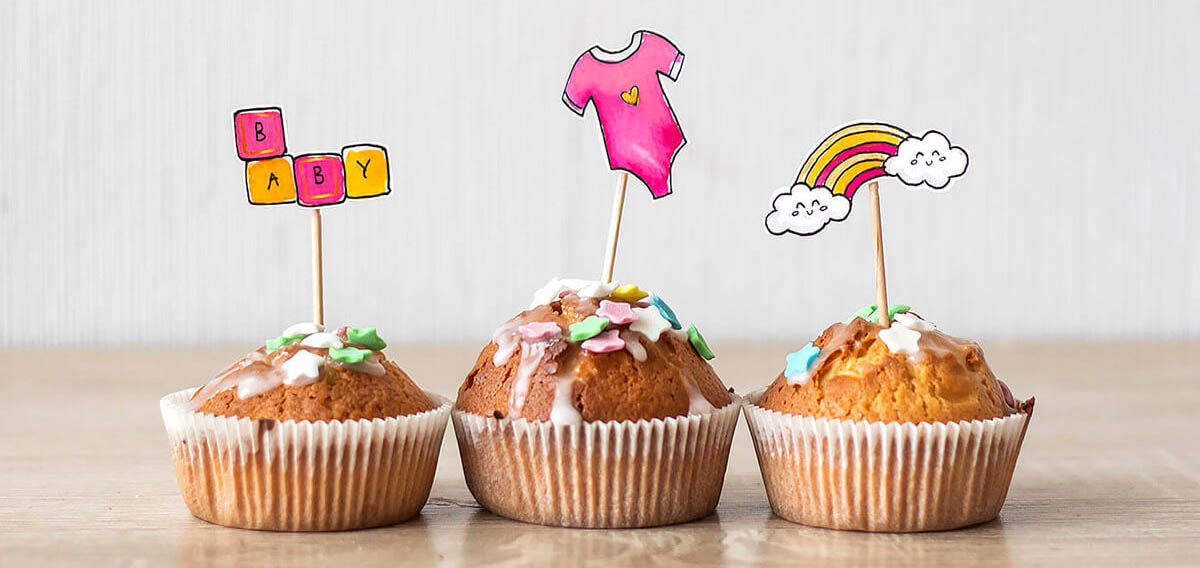 Muffins mit Zahnstocher und Baby Illustration