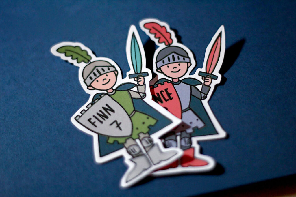 2 ausgeschnittene Ritter auf dunkelblauer Pappe